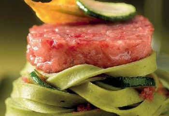 Cotechino Modena con tagliatelle verdi e zucchine